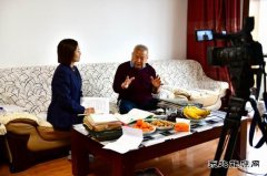 牡丹江水电总厂派出采访组到鲍元义、俞柏铭两位老人家中采访