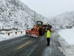 富蕴执法大队：初雪见真情 抗雪保交通