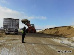 阿勒泰执法支队哈巴河执法大队：严寒中指挥交通，保障行车安全