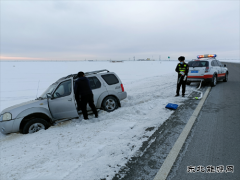 富蕴执法大队：车辆滑下路基 执法人员及时救援显真情