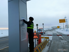 富蕴执法大队：张贴便民服务卡，打通便民服务最后一公里