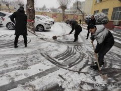 白雪映出党旗红