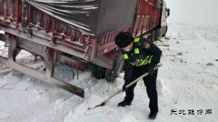 恰库尔图超限检测站：车辆被困雪中 执法人员全力救援