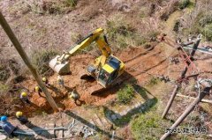 江西婺源：大雪压断线路 电力工人忙抢修