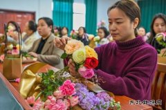 婺源供电：插花品香庆“三八”