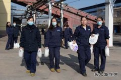 航锦化工为全体女员工发放三八节礼品