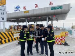 福海执法大队联合政府部门开展路域环境大排查、大宣传工作