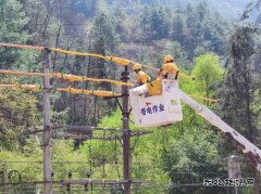 会泽供电局雨碌供电所带电消缺2000余户用户不停电