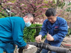 【图片新闻】职工正在检修厂区喷泉管路