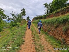 会泽供电局火红供电所用心服务山区客户夜门不摸黑