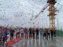 江西建工四建蕲春县人民医院传染大楼项目主体封顶