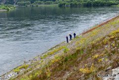 国网牡丹江水电厂：清理江边垃圾 留住碧水蓝天
