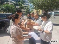 蒲白中心社区：酷暑送清凉 情暖职工心