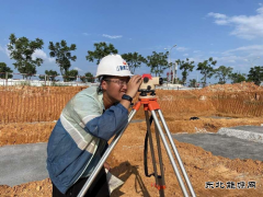 坚守岗位 不畏高温 奋战一线抢进度