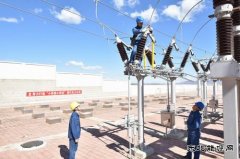 国网巴林左旗供电公司对66千伏隔离开关进行检修作业