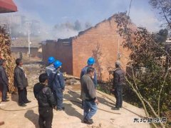 会泽供电局快速切断电源协助消防队员灭火