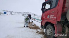 北屯执法大队巡查途中热情帮助司机脱困境