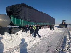 富蕴执法大队：货车风雪中被困 巡查人员及时救助