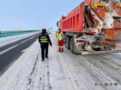 ：Ｖ捶ù蠖恿瞎     交警、养护部门开展春节节前联合巡查