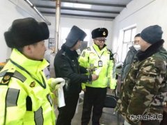 富蕴执法大队：开展路警联合执法 依法查处违法超限运输车辆