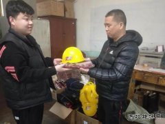 牛儿庄采矿公司为职工发新工装