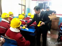 牛儿庄采矿公司巷修区工会为最优班组职工发放小奖品