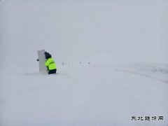 布尔津执法大队助力冬季旅游开展路域环境整治工作