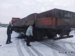 布尔津执法大队货运车辆超限超载工作“治理与宣传”相结合