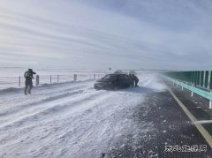 北屯执法大队救助雪中被困车辆护航群众平安回家路