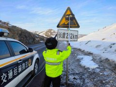 阿勒泰执法支队青河执法大队：清洗公路标志，靓化路容路貌