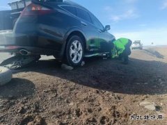 富蕴执法大队：热心帮助旅客更换轮胎 真情服务暖人心