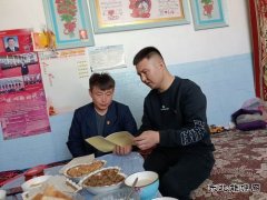 库尔特乡布拉特村开展“共产党员户”门牌 更换活动