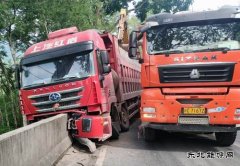云南：大货车撞上公路水泥防护栏避免翻车