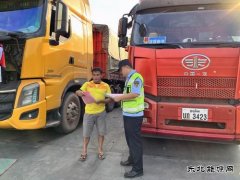 云南省勐腊交通运输执法人员向老挝籍驾驶员开展路政宣传