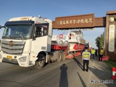 阿勒泰执法支队北屯执法大队护送大件运输助力旅游发展