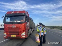 富蕴执法大队联合公安交警部门开展治超专项整治行动