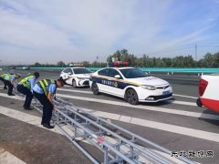 布尔津执法大队与阿勒泰布喀公路公司加强经营性公路巡查工作