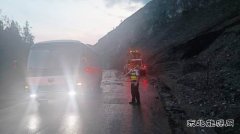 哈巴河执法大队：山体滑坡道路受阻，快速抢险保畅通