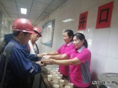 淮北双龙公司：用心服务 让职工“清凉一夏”“安康相伴”