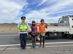 阿勒泰执法支队富蕴执法大队执法人员 暖心救助骑行游客