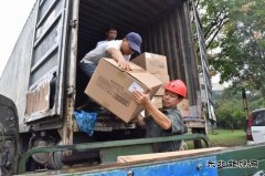 中煤新集板集煤矿：为矿工发放中秋“礼包”