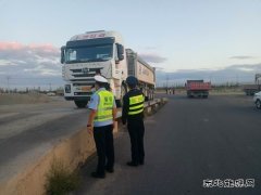 布尔津执法大队路警联动双拳合并共保辖区公路交通安全