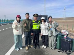 富蕴执法大队：帮助游客换轮胎 暖心之举赢点赞