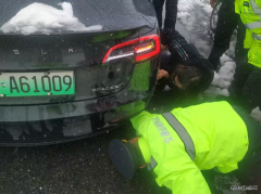 富蕴执法大队：雨雪天执法人员帮助受困旅客排忧解难