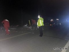 哈巴河执法大队：夜间清理路面散落物，保障群众出行安全
