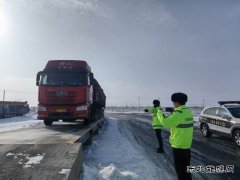 布尔津执法大队路警联合超限超载治理工作见成效