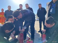 让管理干部熟练使用自救器、灭火器，中能煤田公司这么干