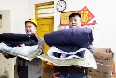 为职工发放冬季保暖用品