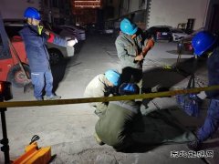 会泽供电局寒夜紧急处理电缆缺陷30余户商铺正常营业