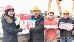 图片新闻：送福袋到班组